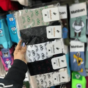 یک جین جوراب ساقدار فانتزی طرح پاپیون مینیمال رنگ میکس در دست