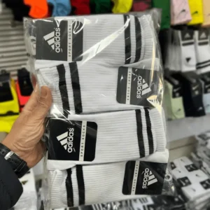 یک جین جوراب ساقدار اسپرت کش انگلیسی دو خط سفید در دست