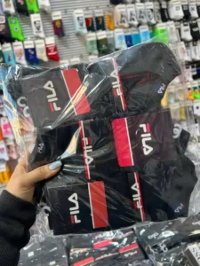 یک جین جوراب مچی اسپرت کف کش طرح فیلا مشکی در دست