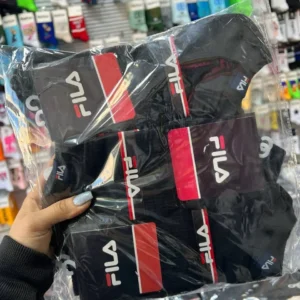 یک جین جوراب مچی اسپرت کف کش طرح فیلا مشکی در دست